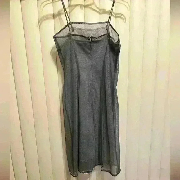Express World brand size 1/2 woman's dress. Thin straps, 3 layers.
Zip back > - Picture 3 of 12